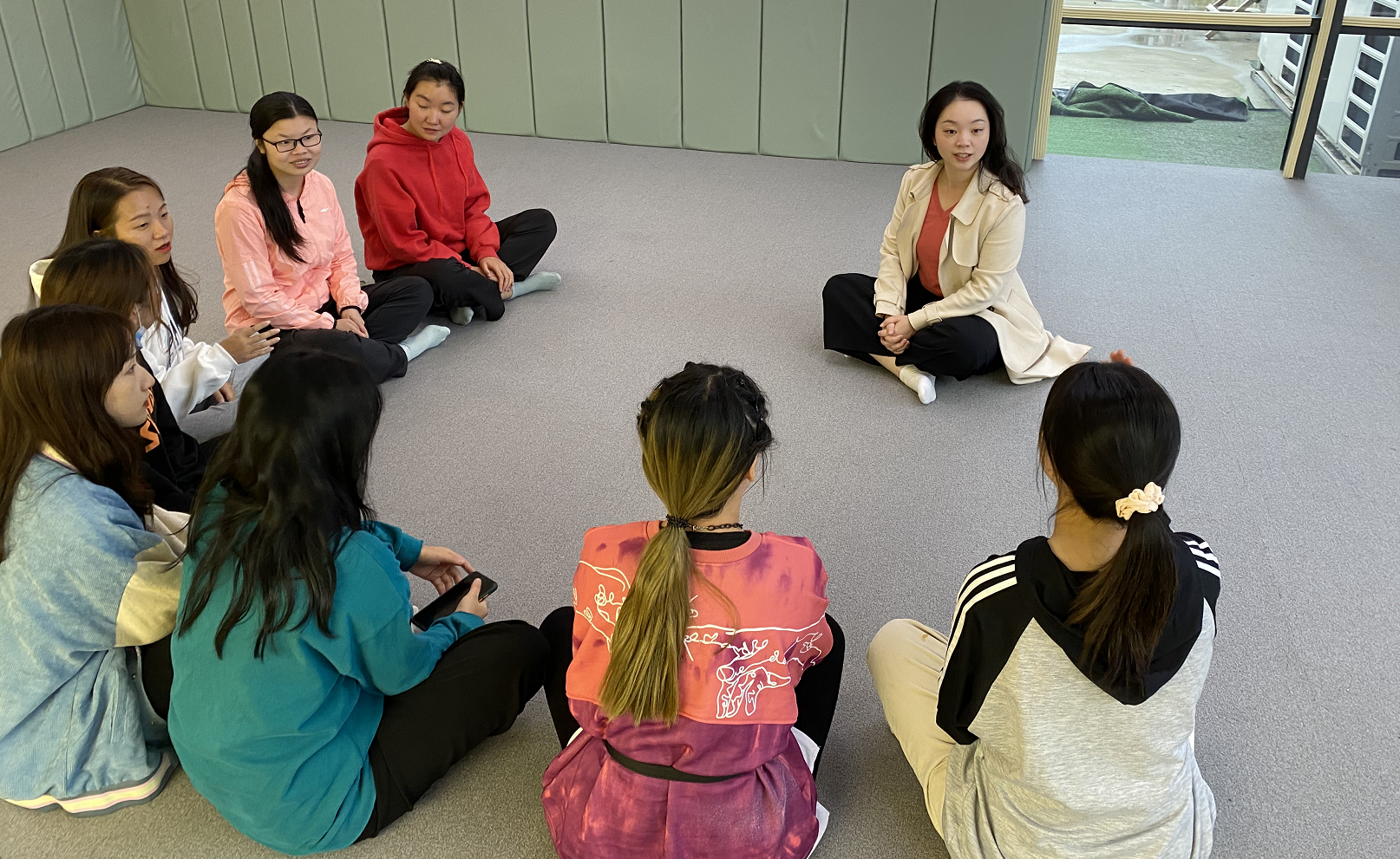 崔函宇园长与学生亲切交流了解学生情况