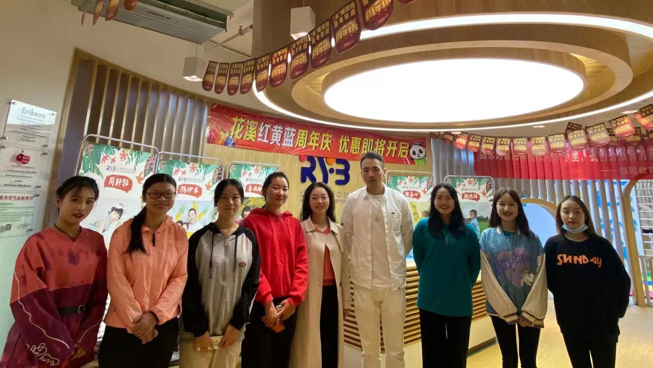 带队老师与实习同学一同合影