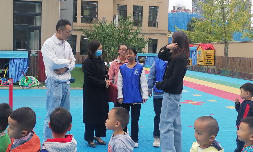 调研老师与实习学生交谈