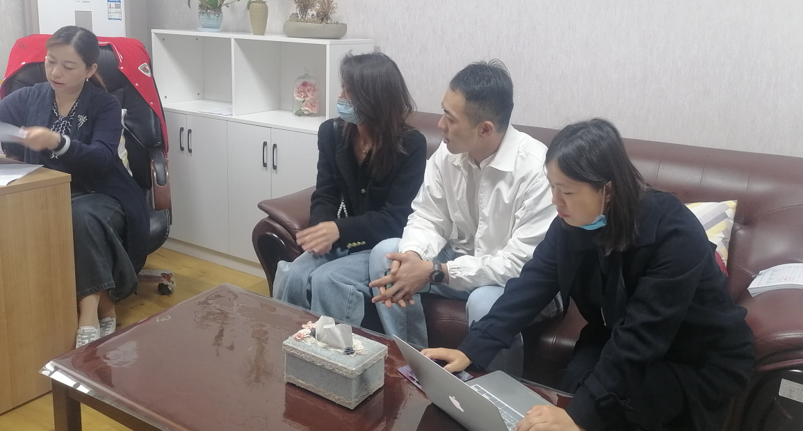 与基地负责人洽谈合作事宜